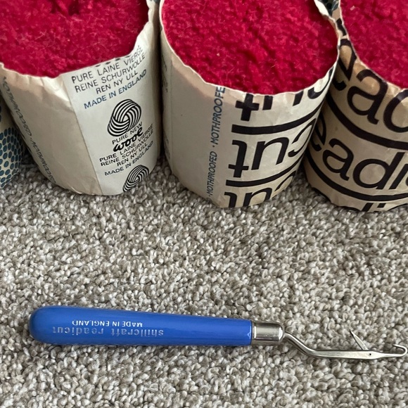 Lot Of 30 Readicut Latch & Hook Yarn 100% Wool - Picture 8 of 11